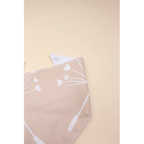 Непромокаючий слинявчик Бежева з кульбамами