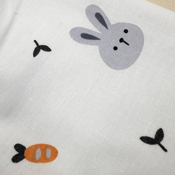 Непромокаюча пелюшка · 80×65 см · Біла зайчики морквинки — Babywear
