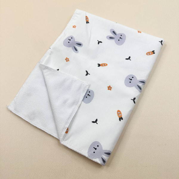 Непромокаюча пелюшка · 80×65 см · Біла зайчики морквинки — Babywear
