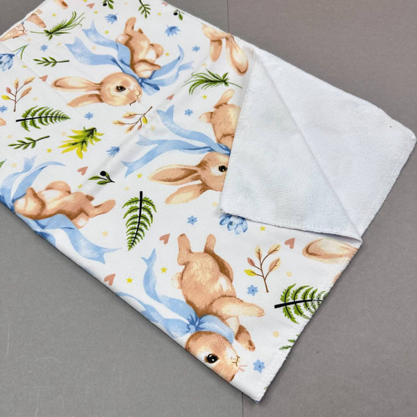 Непромокаюча пелюшка · 80×65 см · Біла з зайчиками — Babywear