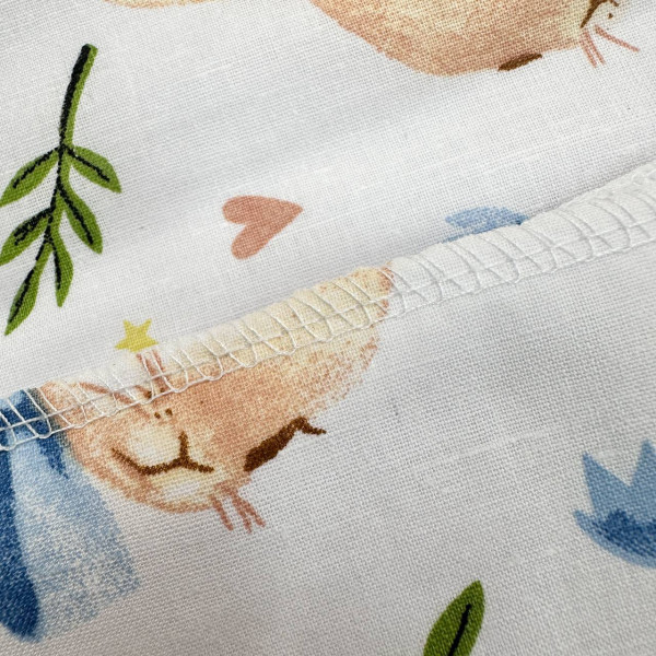 Непромокаюча пелюшка · 80×65 см · Біла з зайчиками — Babywear