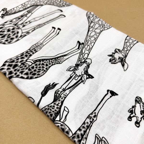 Муслінова пелюшка · 90×80 см. · Чорні жирафи — Babywear