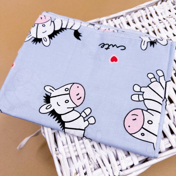 Бавовняна пелюшка · 90×70 см · Блакитна з зебрами — Babywear