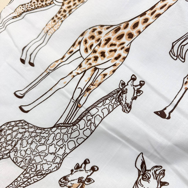 Непромокаюча пелюшка · 60×45 см · Сіро-бежеві жирафи — Babywear