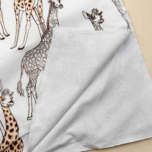 Непромокаюча пелюшка · 60×45 см · Сіро-бежеві жирафи — Babywear