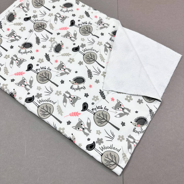 Непромокаюча пелюшка · 60×45 см · Сірі лисички та їжачки — Babywear