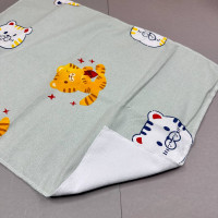Непромокаюча пелюшка · 60×45 см · Сіра з котиками — Babywear