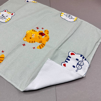 Непромокаюча пелюшка · 60×45 см · Сіра з котиками — Babywear