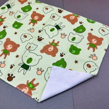 Непромокаюча пелюшка · 80×65 см · Світло-зелена з ведмедиками — Babywear