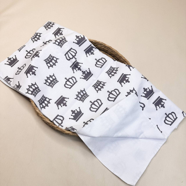Непромокаюча пелюшка · 80×65 см · Біла з коронами — Babywear