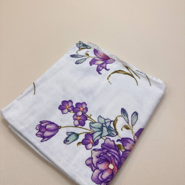 Байкова пелюшка · 80×90 см. · Біла з фіолетовими 