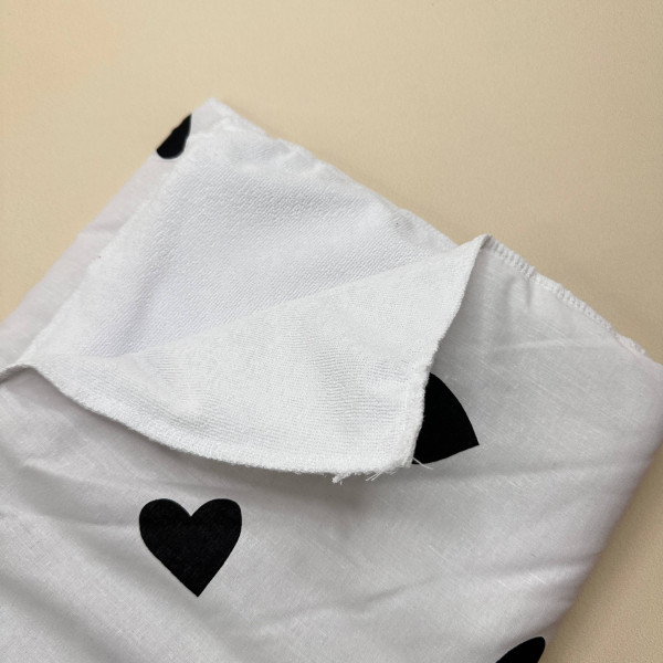 Непромокаюча пелюшка · Біла з чорними сердечками · З синтепоном — Babywear