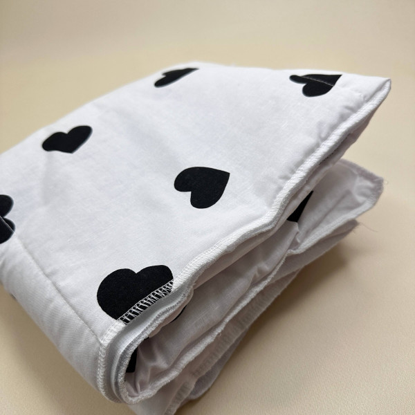 Непромокаюча пелюшка · Біла з чорними сердечками · З синтепоном — Babywear