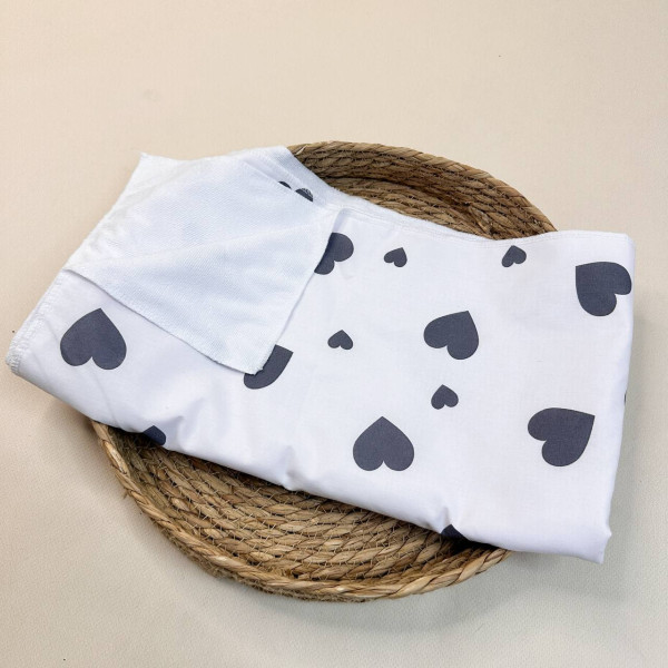 Непромокаюча пелюшка · 80×65 см · Біла сірі сердечка — Babywear