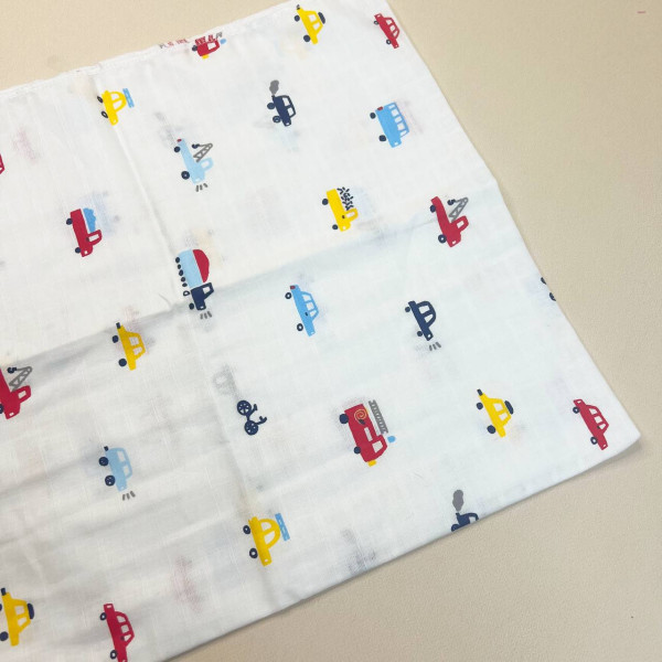 Муслінова пелюшка · 90×80 см. · Біла з машинками — Babywear