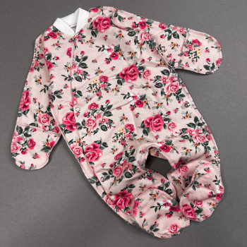 Чоловічок із байки червоні троянди на рожевому фоні
