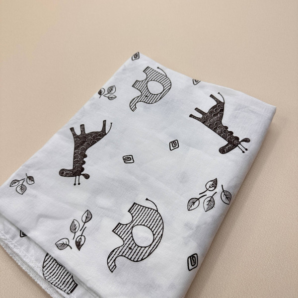 Ситцева пелюшка · 90×100 см · Чорні слоники жирафи — Babywear